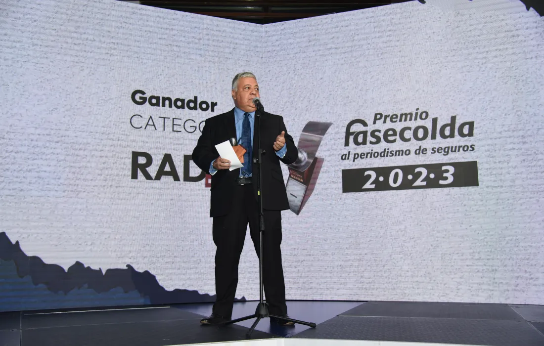 Óscar López Noguera, comunicador javeriano recibiendo el Premio Fasecolda al Periodismo de Seguros 2023.