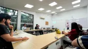 El doctor Hernán Jaramillo Salazar dictando charla en la Javeriana Cali