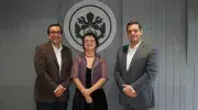 Foto oficial del acto de posesión: de izquierda a derecha, Camilo Rocha Niño, vicerrector académico; Katerine Alejandra Duque, directora de la Maestría en Interculturalidad, Desarrollo y Paz Territorial; y Pablo Rubén Vernaza, secretario general de la Seccional.  