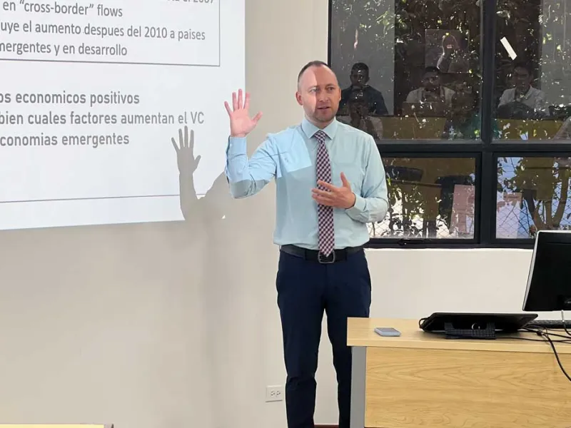 Adam Welker profesor asistente de la Woodbuy School of Business de la Utah Valley University Adam Welker profesor asistente de la Woodbuy School of Business de la Utah Valley University