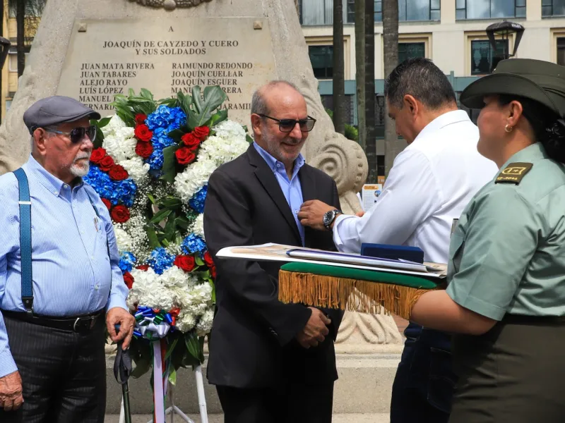 Concejo de la Orden de la Independencia condecoró a Luis Felipe Gómez, S.J.