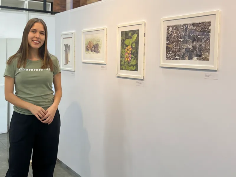Estudiantes de Artes Visuales exploraron la memoria en la exposición 'Huellas entre lápiz y agua'