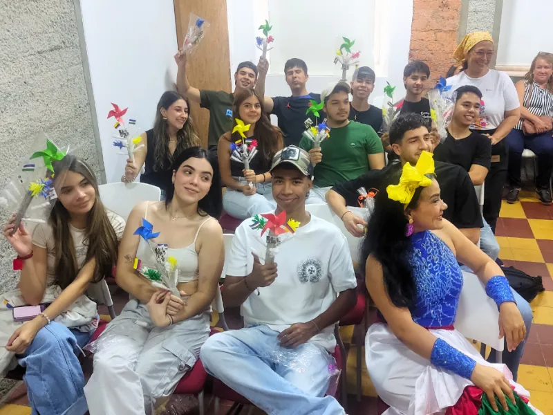 ¡100 años de tradición caleña que los javerianos ayudan a preservar en las macetas de alfeñique! ¡100 años de tradición caleña que los javerianos ayudan a preservar en las macetas de alfeñique!