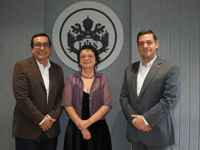 Foto oficial del acto de posesión: de izquierda a derecha, Camilo Rocha Niño, vicerrector académico; Katerine Alejandra Duque, directora de la Maestría en Interculturalidad, Desarrollo y Paz Territorial; y Pablo Rubén Vernaza, secretario general de la Seccional.  