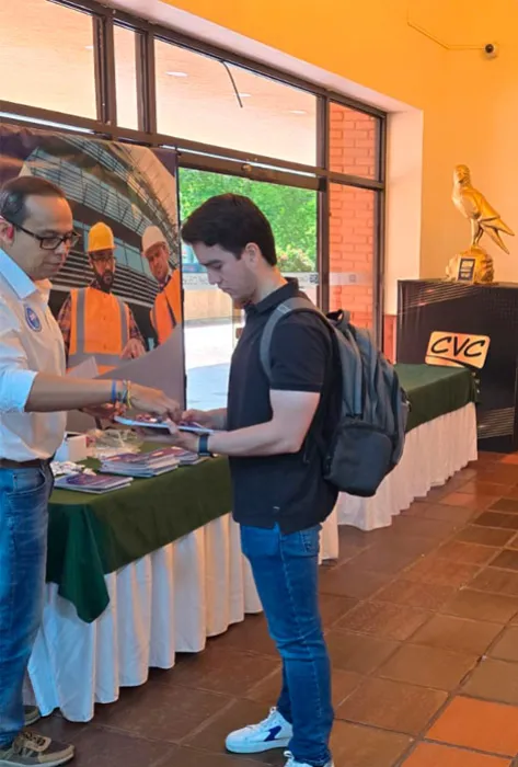 Estudiantes de finanzas compartieron con líderes empresariales en el Encuentro Económico y Financiero de la CVC Estudiantes de finanzas compartieron con líderes empresariales en el Encuentro Económico y Financiero de la CVC